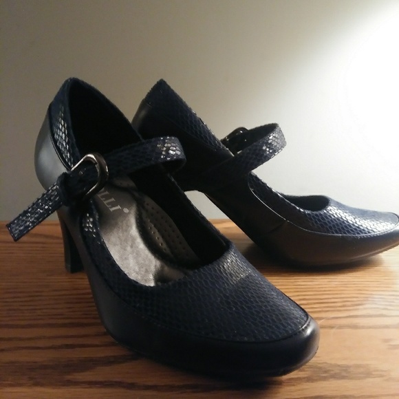 Rosolli Navy Heels - Picture 5 of 11